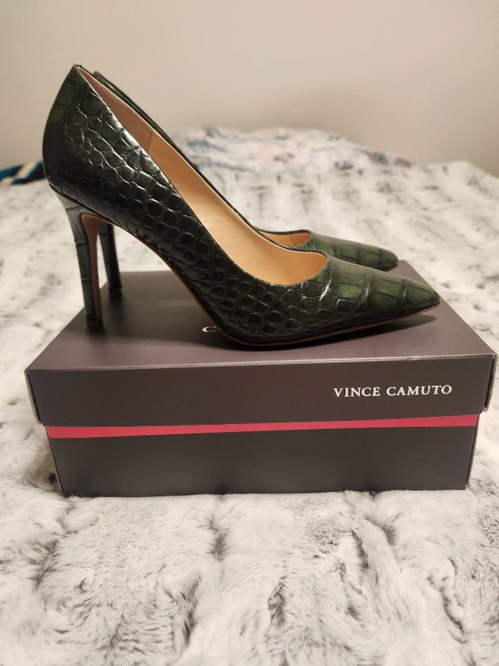 Vince Camuto Savilla Dark Green Croco Embossed Pumps Heels Size 8.5M - Picture 2 of 7